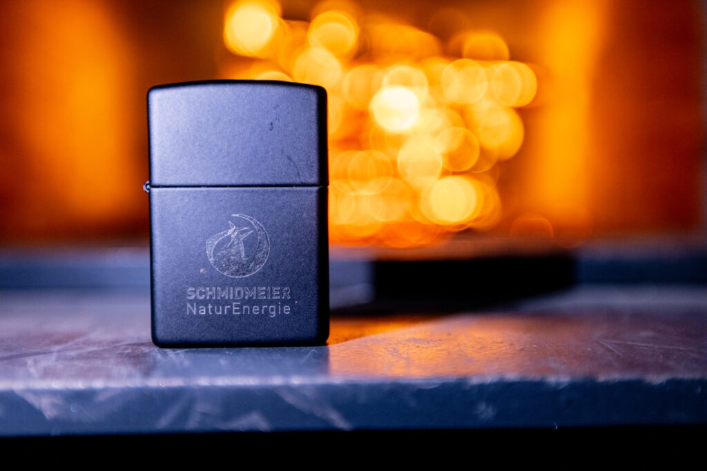 Ein Feuerzeug (Zippo) mit dem Branding der Schmidmeier NaturEnergie