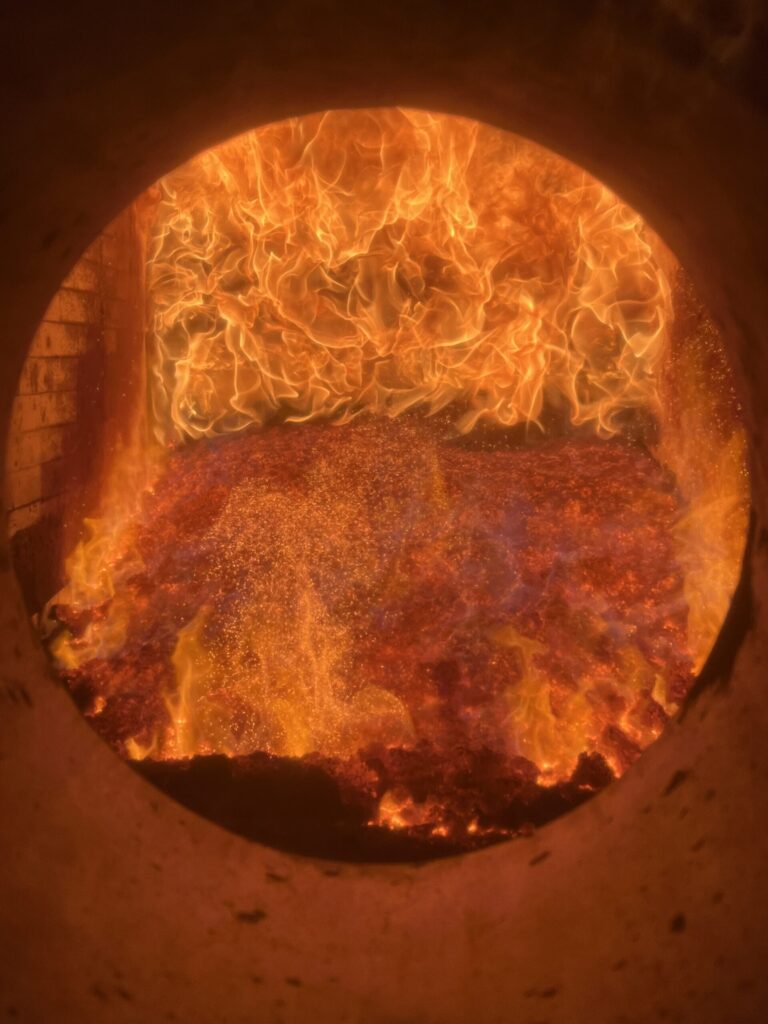 Das Feuer brennt extrem gleichmäßig im Feuerraum der Biomasseanlage