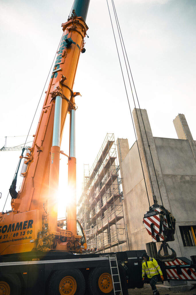 700 Tonnen Kran vor dem Gebäude auf der Baustelle der Schmidmeier NaturEnergie