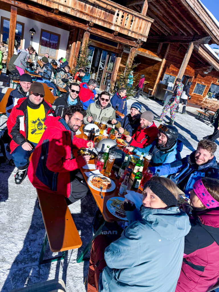Das Team der Schmidmeier NaturEnergie beim Winterausflug ins Zillertal: Gemütliches Beisammensein auf der Hütte beim Mittagessen