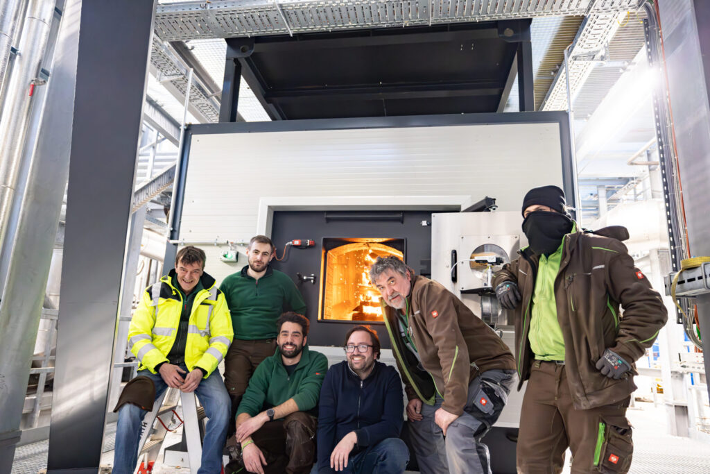 Das Team der Schmidmeier NaturEnergie beim Anheizen der zweiten Biomasseanlage in Feulersdorf