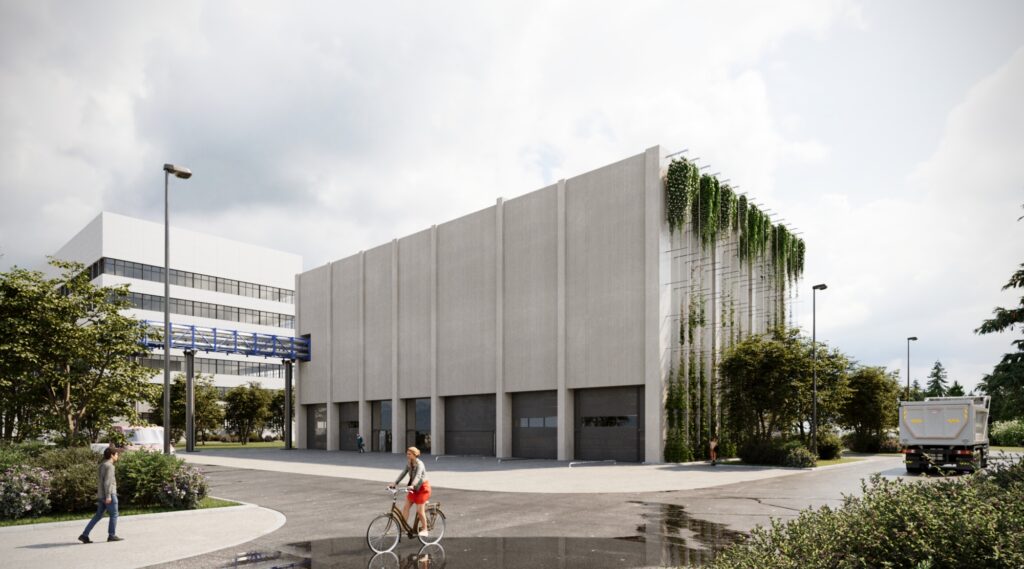Ästhetisches Gebäude der Biomasseanlage mit Sichtbeton und Fassadenbegrünung auf der Ostseite