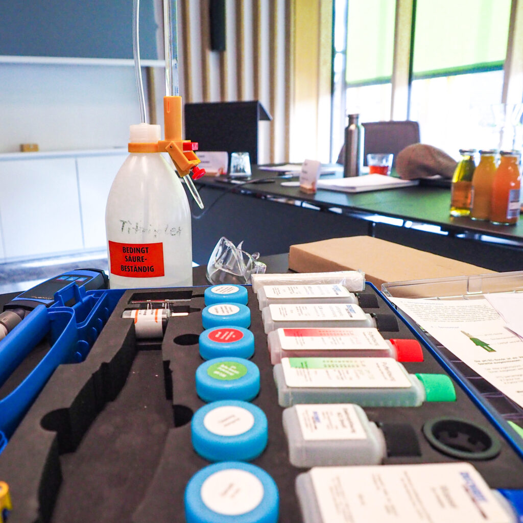 Aufgebaute Versuche zum Thema Wasserchemie