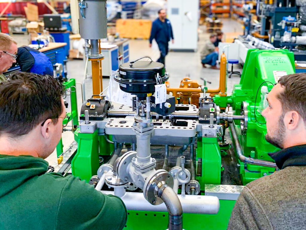 Das Team von Schmidmeier und der EGST beim Factory Acceptance Test der neuen Turbine