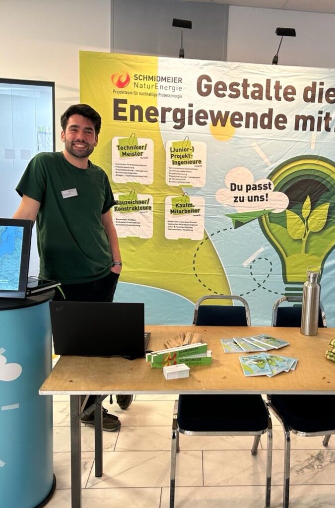 Ein Mitarbeiter der Schmidmeier NaturEnrgie auf der Jobmesse der Eckert Schulen 2024 vor dem Messestand