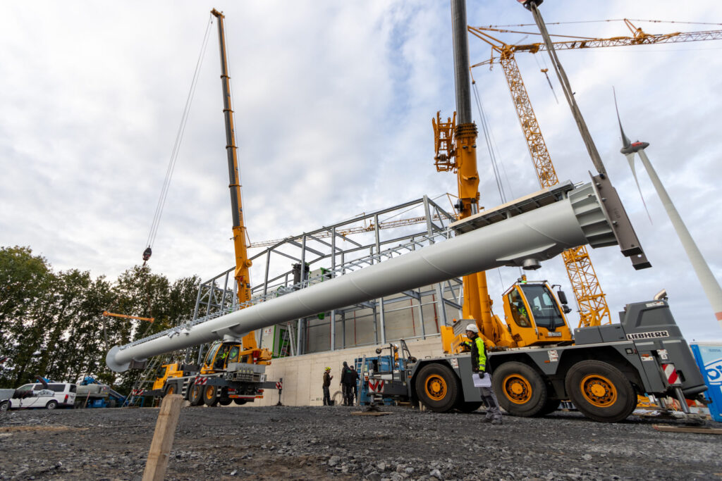 Der Kamin wird eingehoben